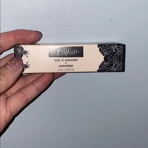 Kat von D lock it concealer light 18